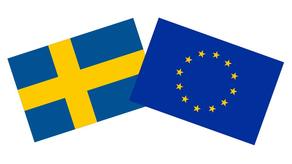 Sveriges flagga och EUs flagga tillsammans mot vit bakgrund.