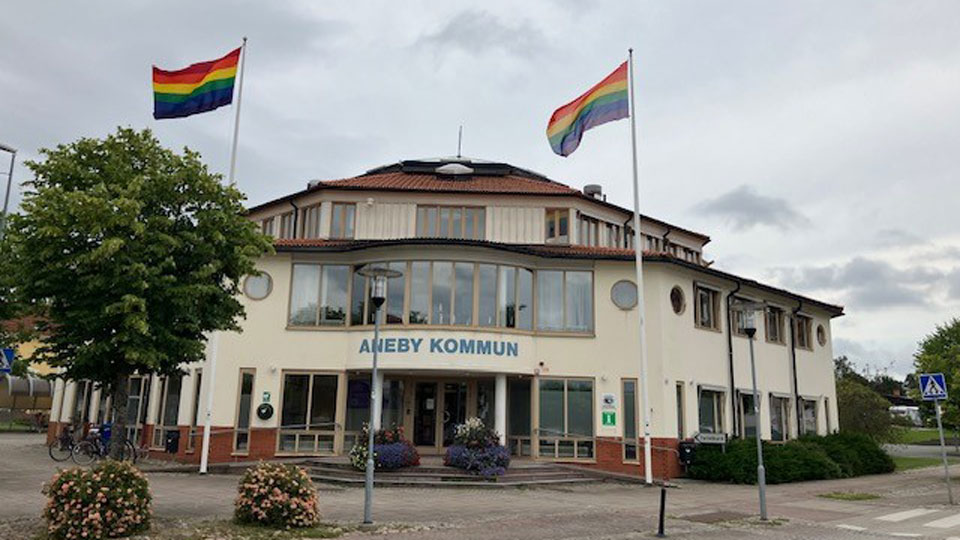 Regnbågsflaggor hissade utanför Aneby kommunhus.