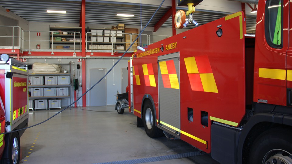 Brandbil parkerad i räddningstjänstens garage. Foto.