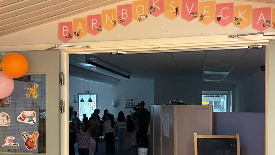 Skolmatsal prydd med barnboksinspirerade affischer. Foto 