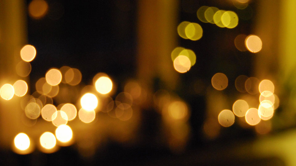 Suddig bild med olika ljussken. Foto. 