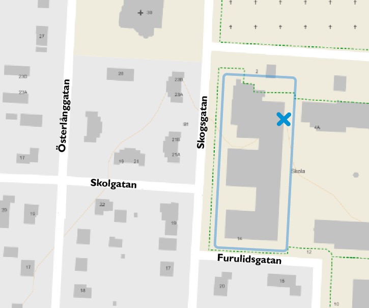 Karta som visar området kring Skogsgatan och Furulidsgatan i Aneby. En blå markerad ruta omger en större byggnad, och ett blått kryss markerar en plats på den östra sidan av byggnaden. Intill syns även Skolgatan och Österlånggatan, samt omgivande kvarter och byggnader. Foto