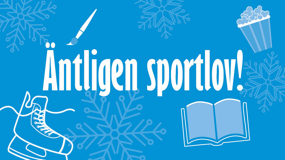 rbild av en snöplog som röjer slaskig snö från en vinterväg. Den gula plogbladet är monterat på ett stort fordon med grova däck, och i bakgrunden syns en person i varselkläder med en röd snöskyffel. Foto