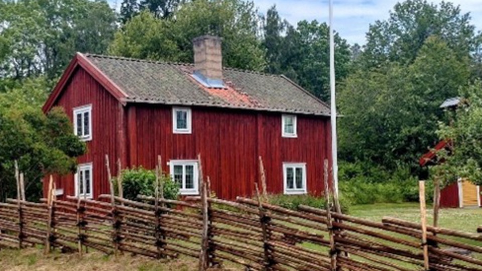 Rött hus med vita knutar. Foto