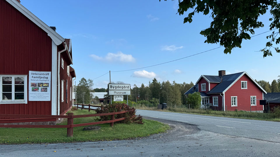 Röda hus utmed en väg i Bälaryd, Aneby kommun. Foto. 