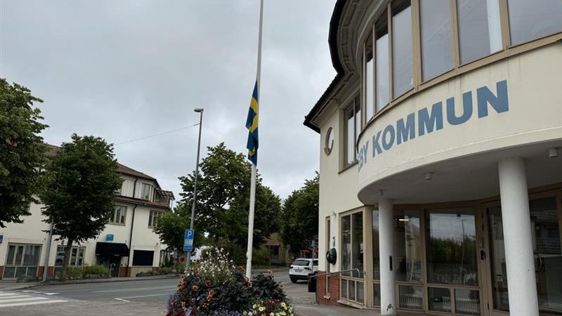 Flagga på halv stång utanför kommunhuset i Aneby. 