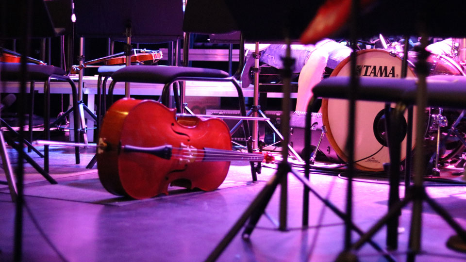 Gubbe som pratar med en kvinna. En text över bilden som lyder "anmälan är stängd": Foto 