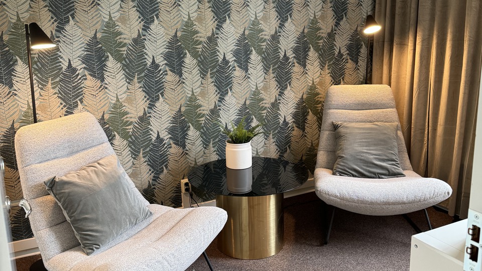 Två fåtöljer i ett rum.