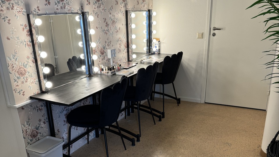 Sminkrum med speglar.