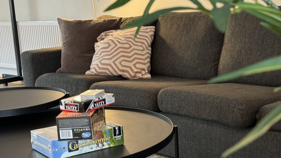 Brädspel på ett bord jämte en soffa.