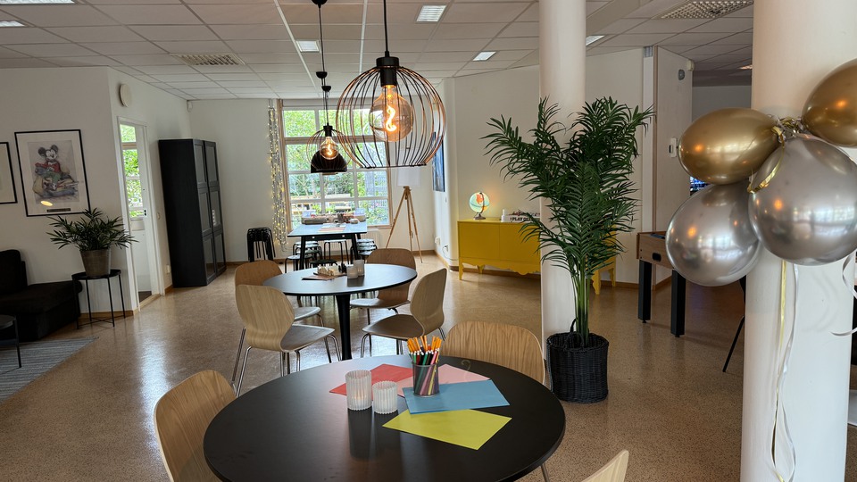 En lokal ed bord och stolar.