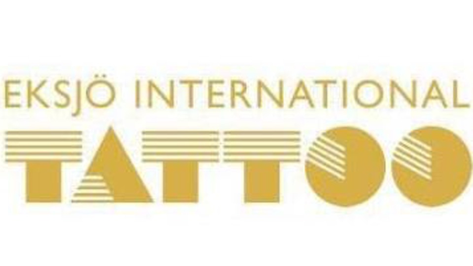 Guld text med vit bakgrunden, texten är "Eksjö International tattoo". Illustration 