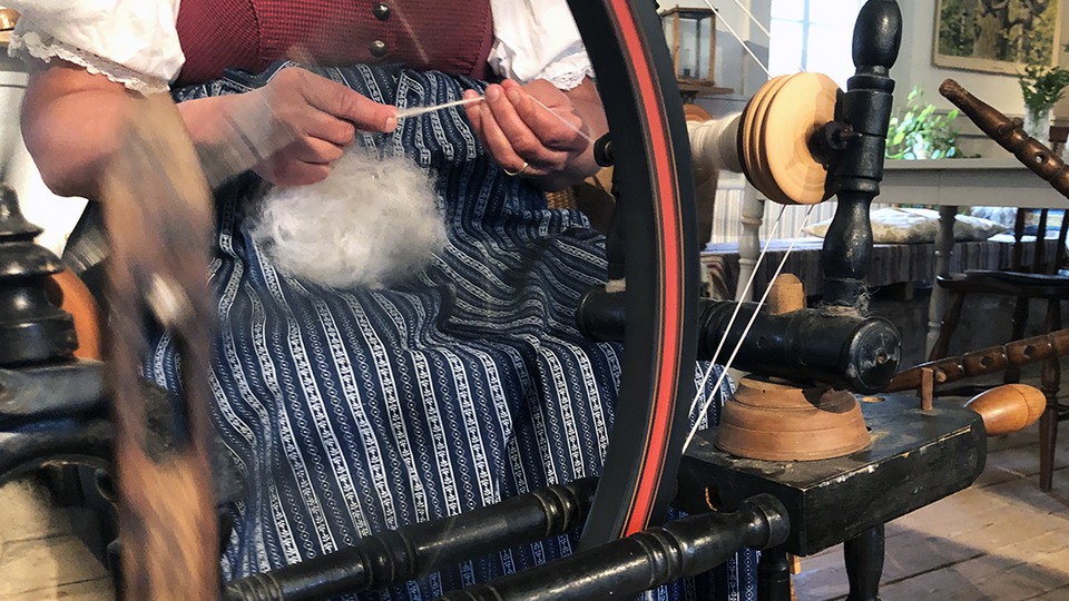 Kvinna som spinner garn. Foto 