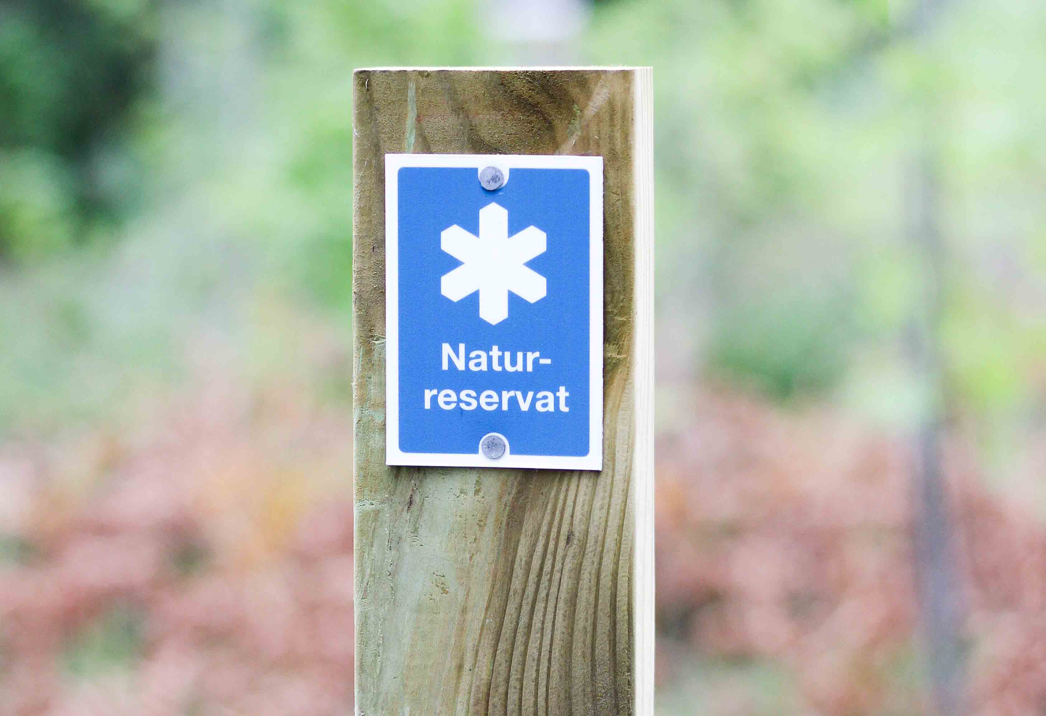 Bild på en markering med texten naturreservat.