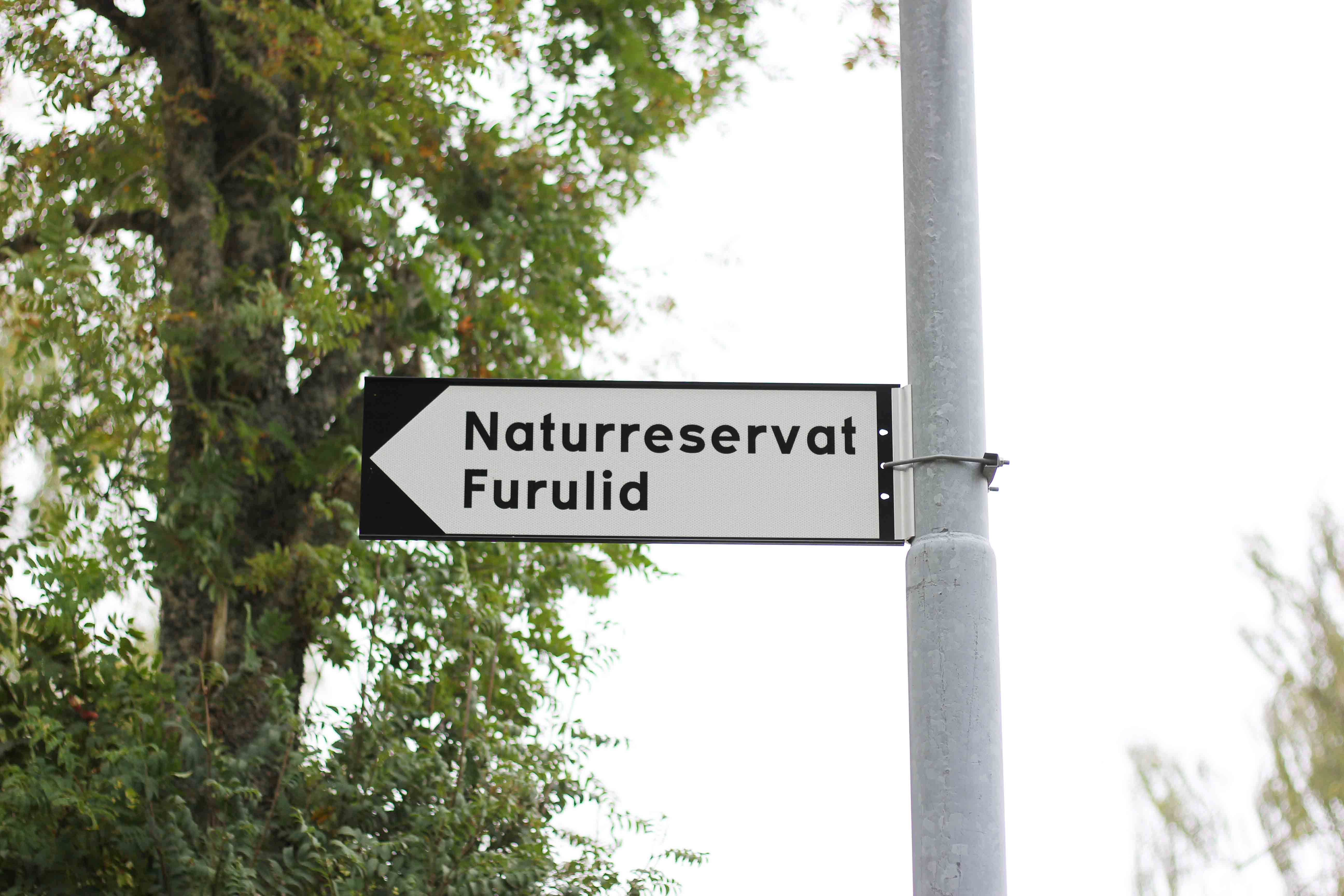Bild på vägvisare med texten naturreservat Furulid.