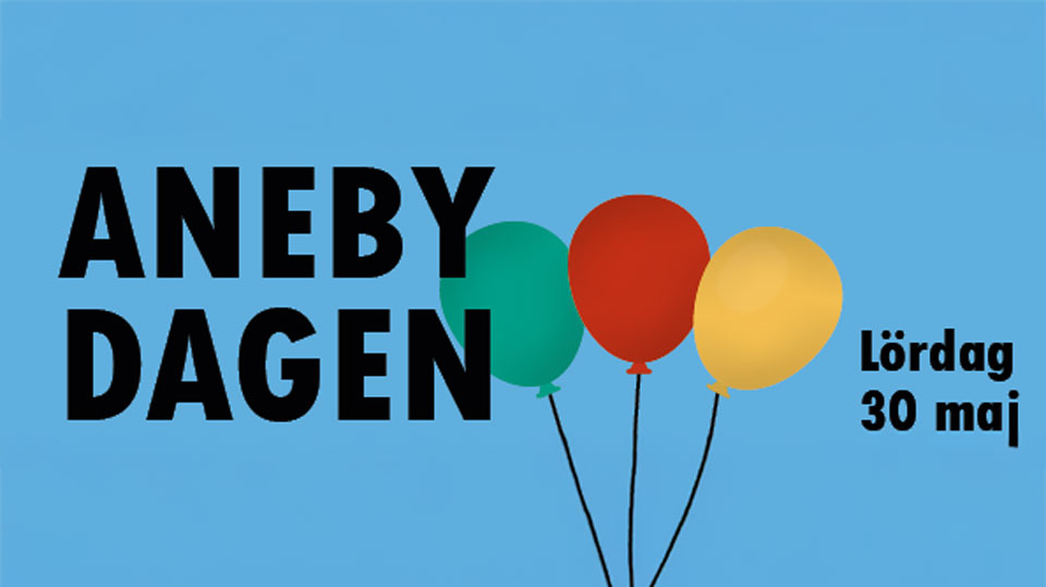 En gångbro över järnväg i vintermiljö vid solnedgång. I förgrunden håller en hand en mobil som fotograferar bron, snö på marken och byggnader i bakgrunden. Foto 