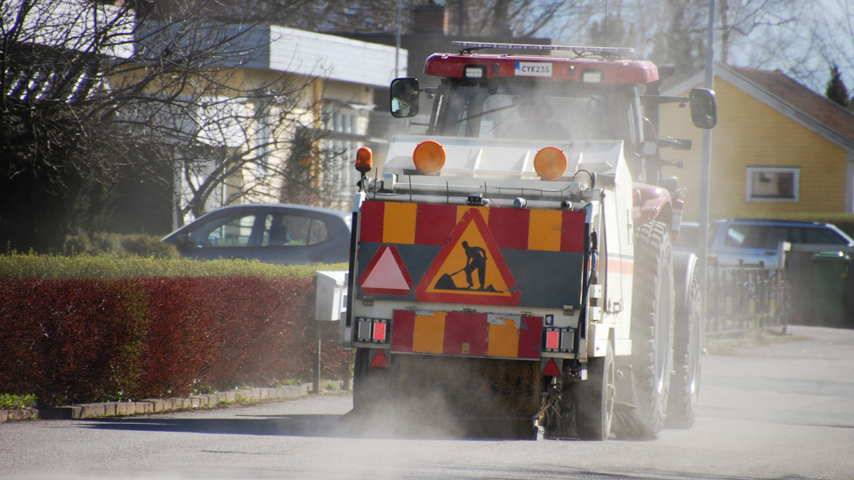 Sandupptagning på en väg vid ett bostadsområde. 