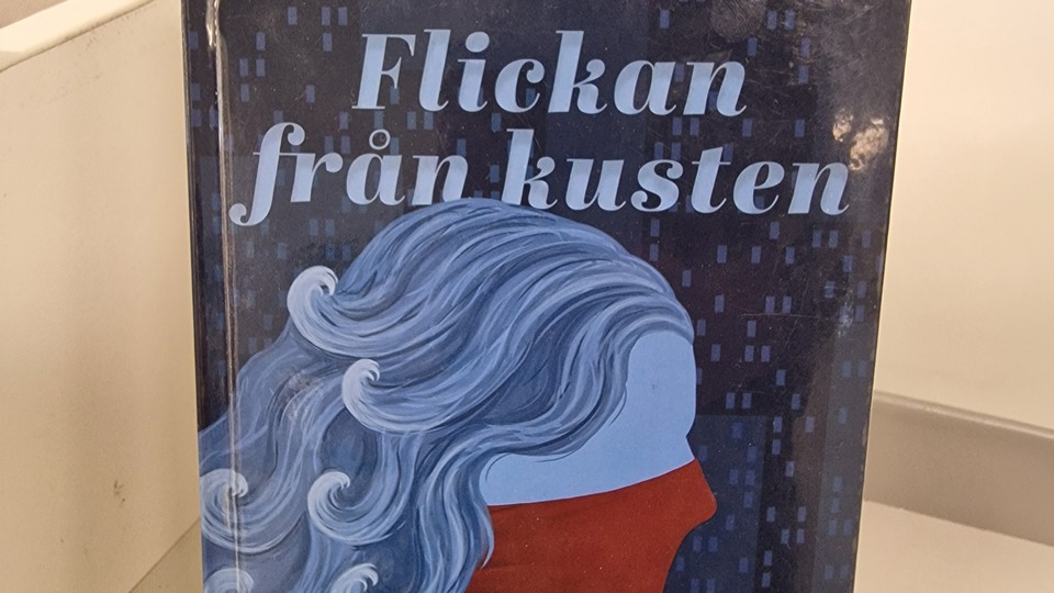 Bild på en bok med texten "Flickan från kusten". Foto 