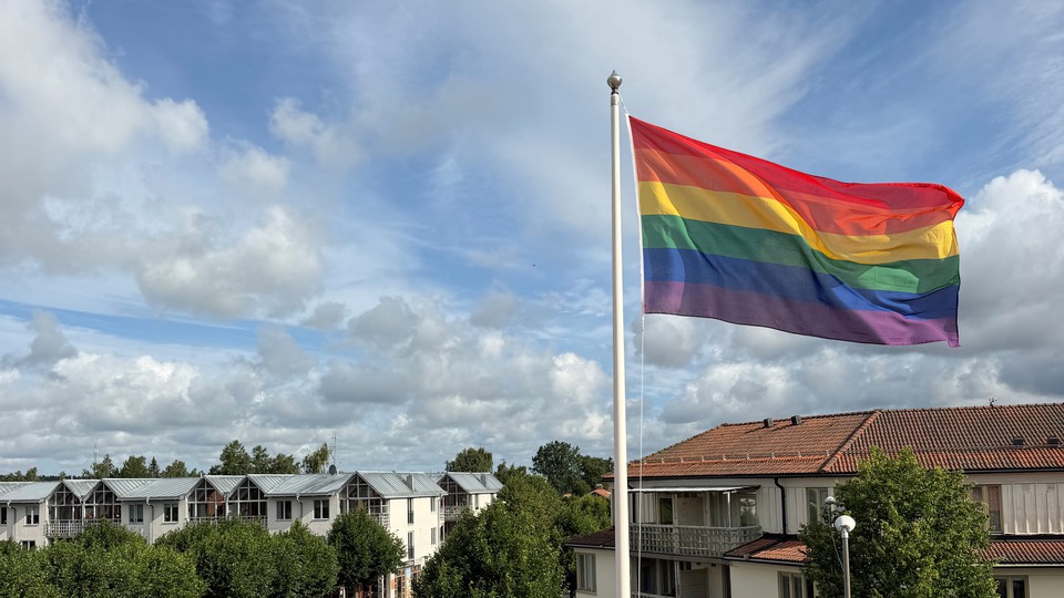 Pride-flagga över en stad. Foto 