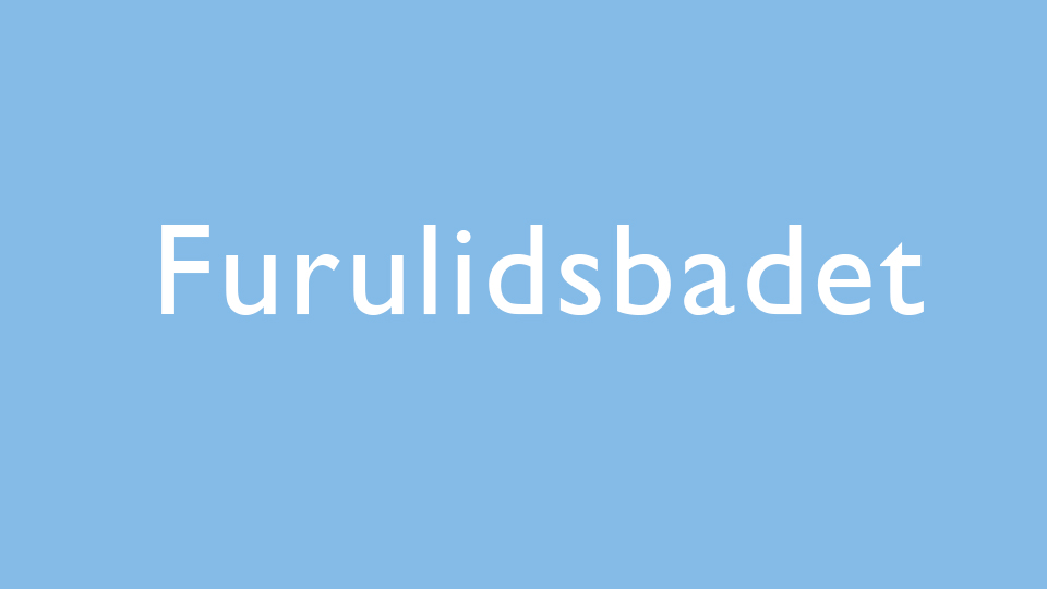 Vit text med orden "Furulidsbadet" mot ljusblå bakgrund.