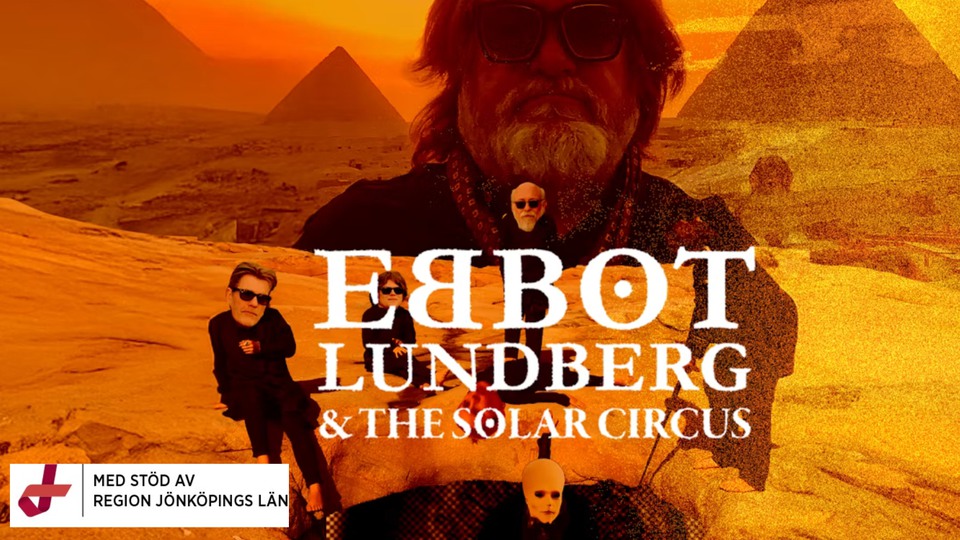 Band som står i öknen med pyramider i bakgrunder med texten "Ebbot lundberg and the solar circus". Foto