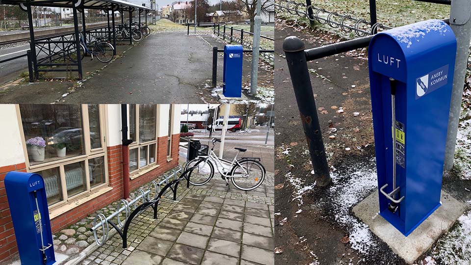 Tre bilder av de två nya cykelpumpar på de olika ställena, vid kommunhuset och vid resecentrum/stationen.