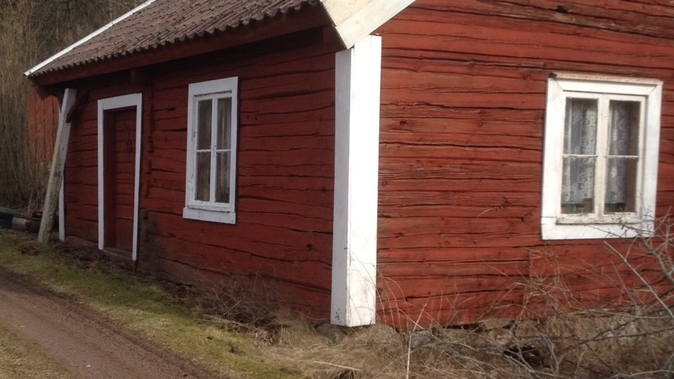 Rött hus med vita knutar