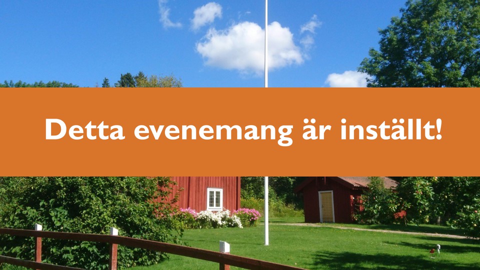 En skylt med texten "Detta evenemang är inställt!" i vit stil mot en orange bakgrund. I bakgrunden syns en somrig miljö med röda trähus, grönt gräs, blå himmel och några vita moln. Foto