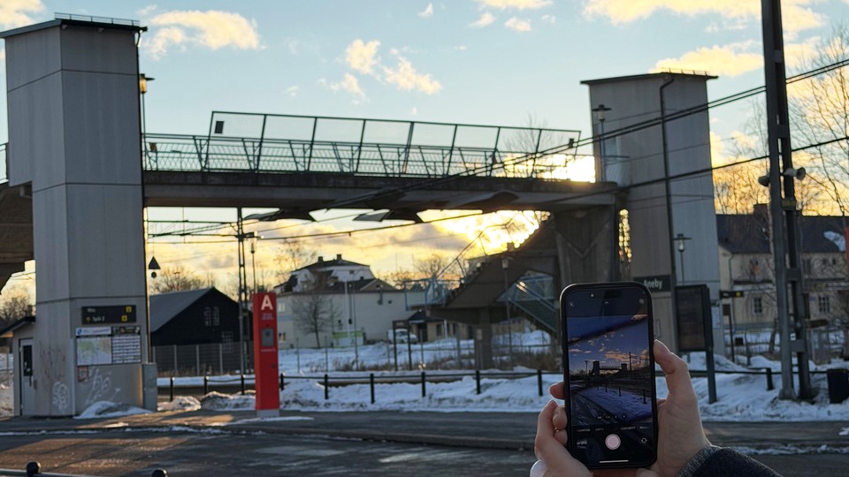 Person som fotar järnvägsstation. Foto 