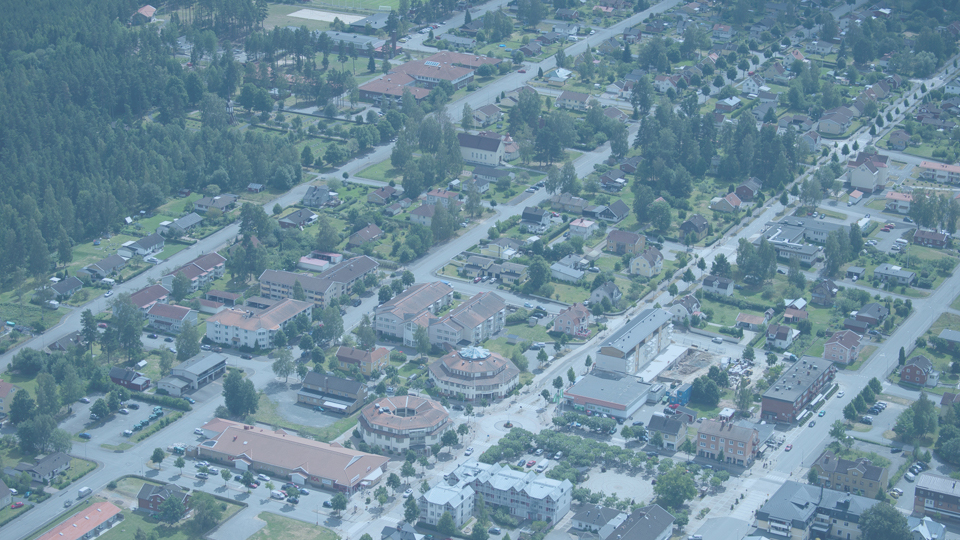 Flygbild över Aneby centrum med en blå ton över bilden. 
