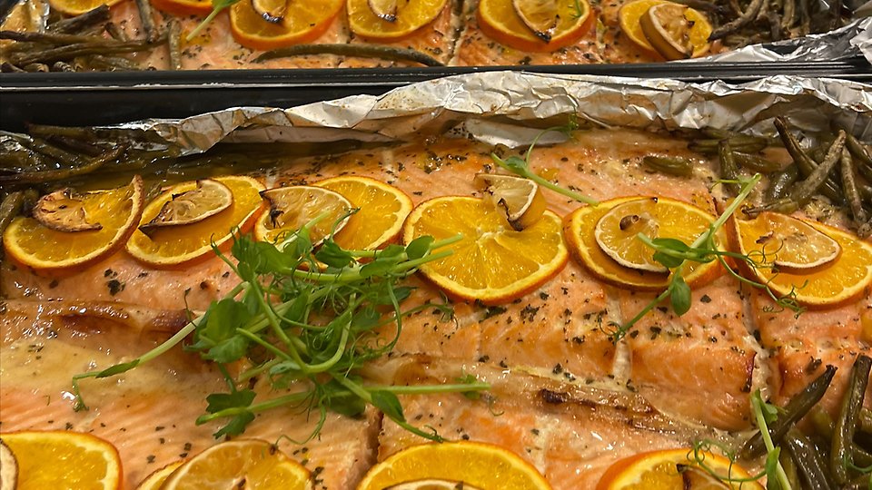 Tillagad lax med citroner på. Foto