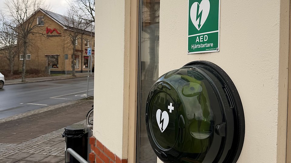 Hjärtstartare utanför Aneby kommun kommunhus. Foto