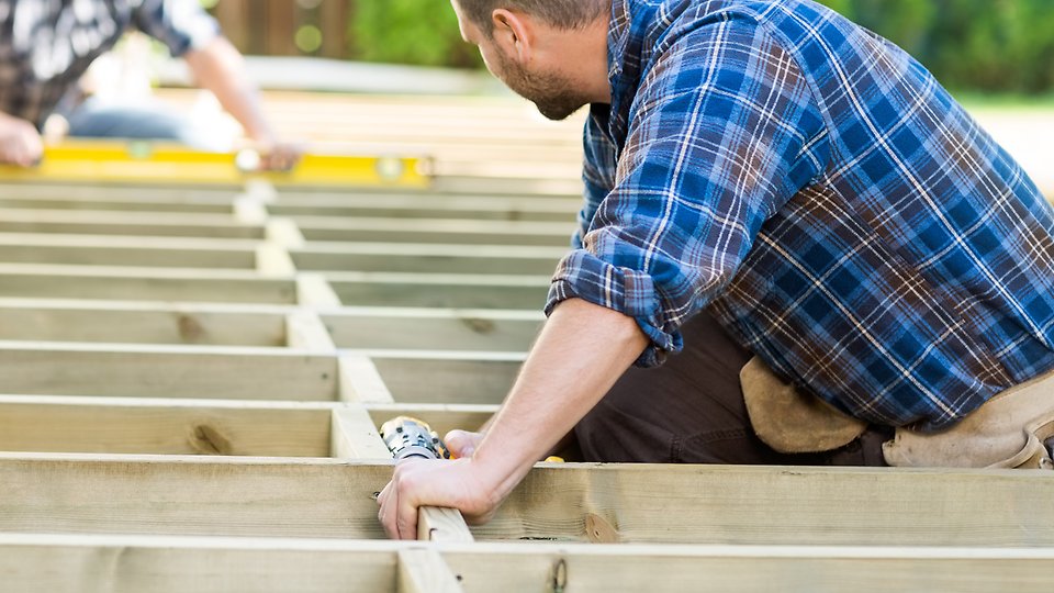 Två män som bygger. Foto 