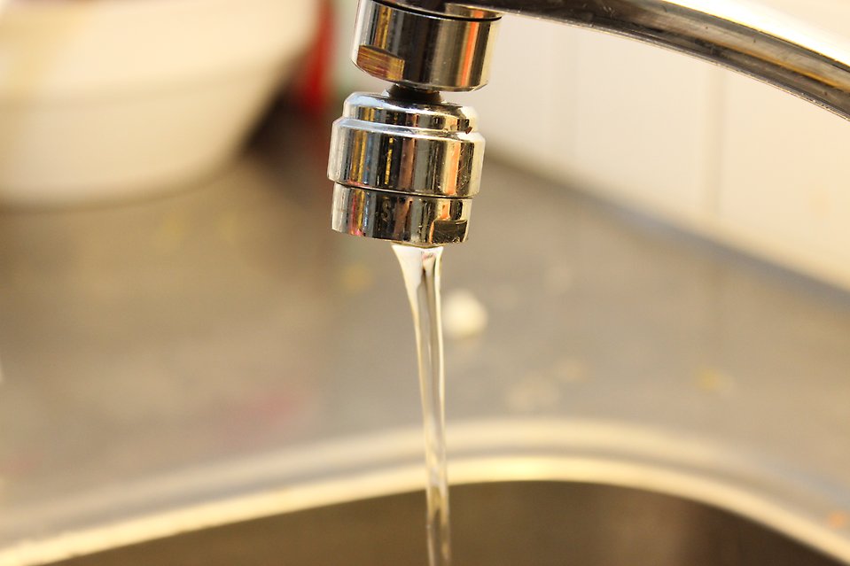Rinner vatten ur en kran i vasken.