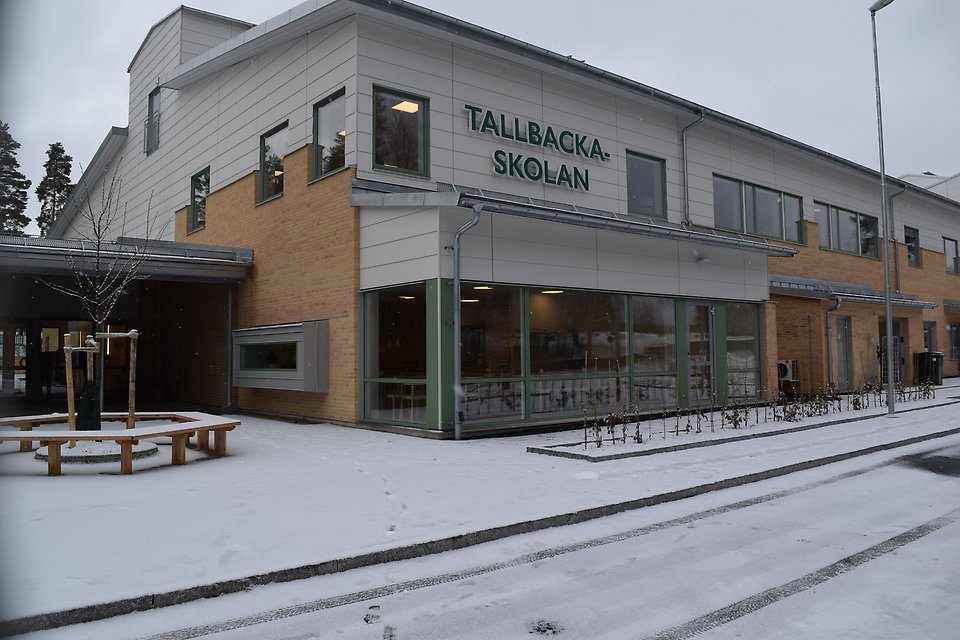 Framsidan av nya Tallbackaskolan