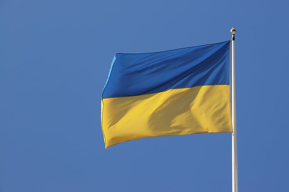 Ukrainas flagga med en blå himmel som bakgrund.
