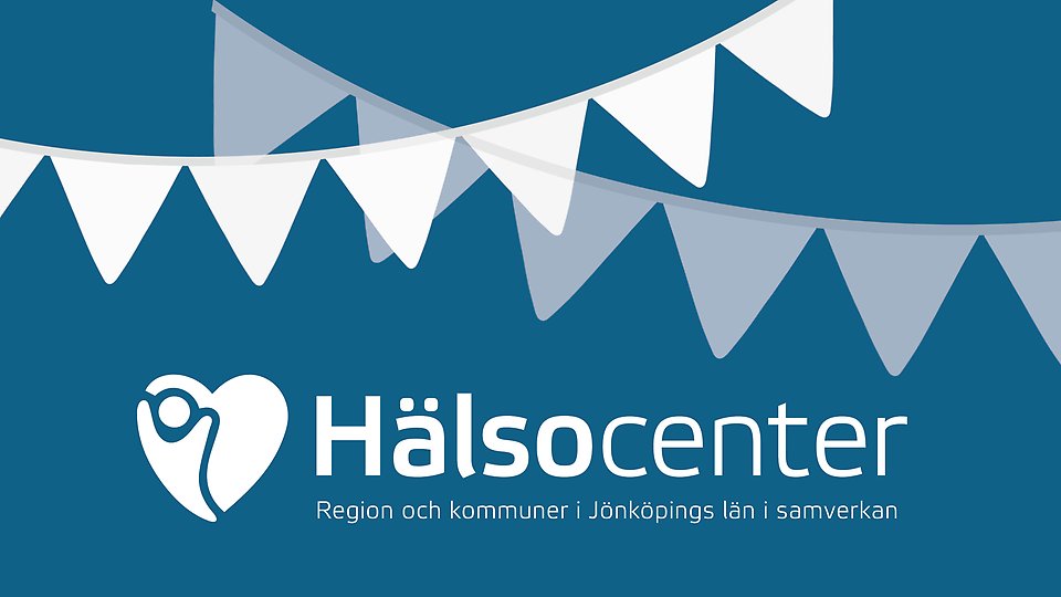 Alt-text: Grafik med Hälsocenters logotyp på blå bakgrund. Ovanför logotypen syns vita vimplar som hänger i Illustration två rader. Under logotypen står texten: ”Hälsocenter – Region och kommuner i Jönköpings län i samverkan”. Grafiken har ett festligt tema som signalerar invigning eller firande.