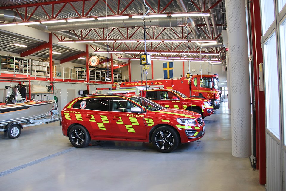 Fordonshallen i Blåljushuset, där räddningstjänsten i Aneby håller till. På bilden finns flera brandbilar. 
