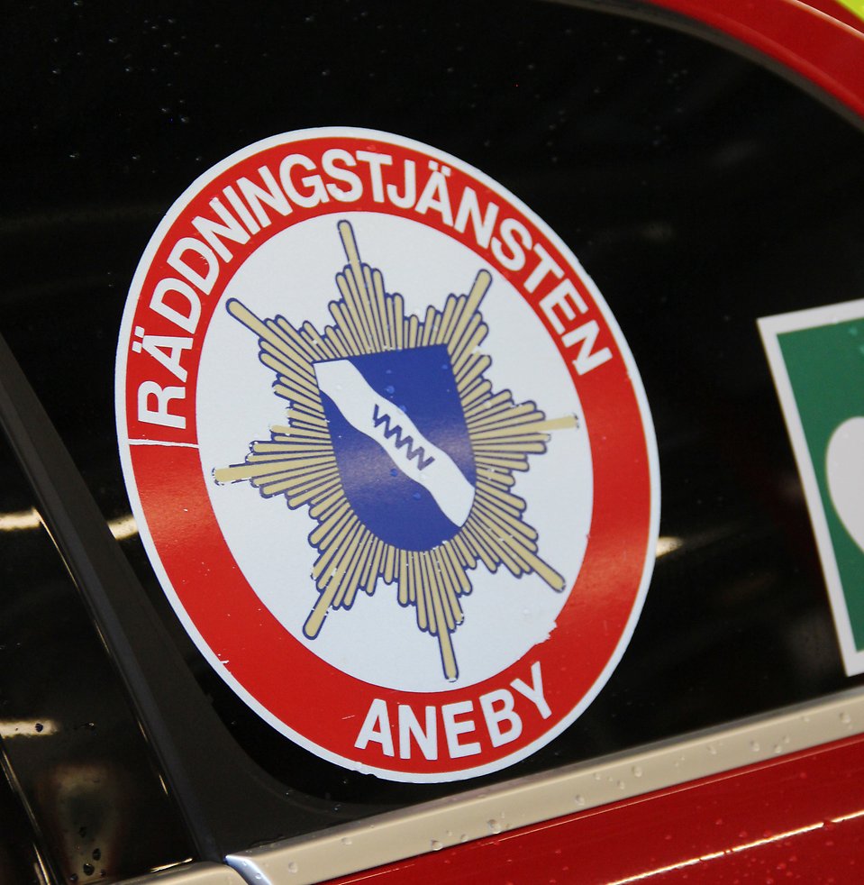 Logotypen för räddningstjänsten i Aneby, på en av brandkårens bilar.