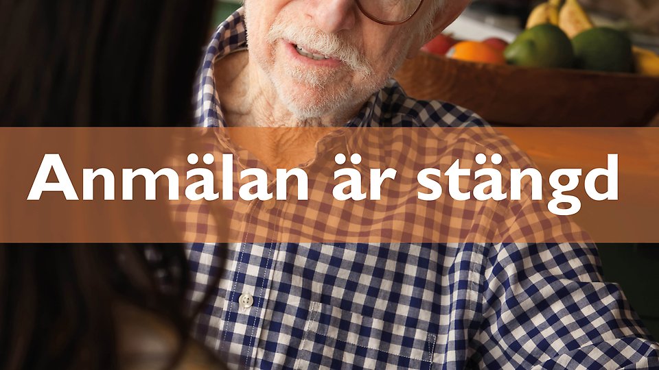 Gubbe som pratar med en kvinna. En text över bilden som lyder "anmälan är stängd": Foto