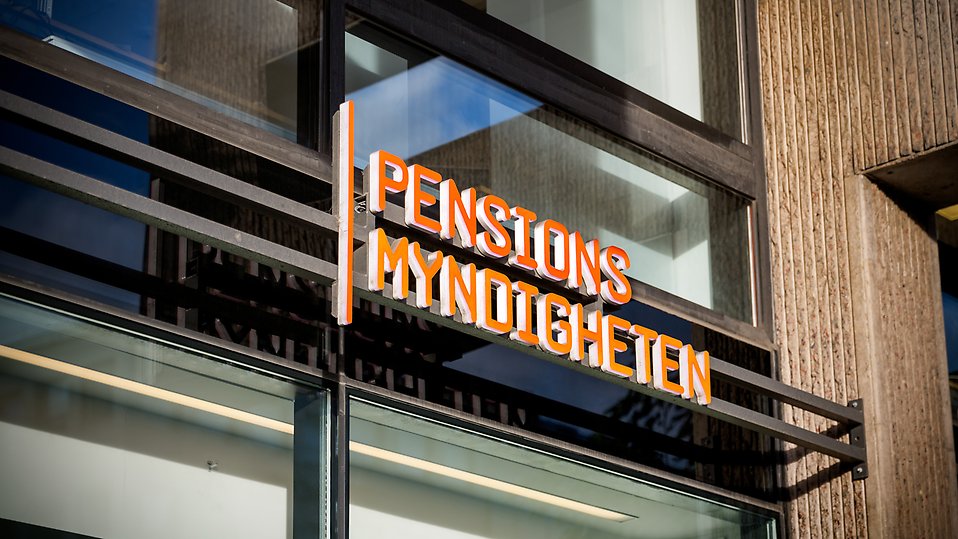 Byggnad med ordet Pensionsmyndigheten på. Foto 