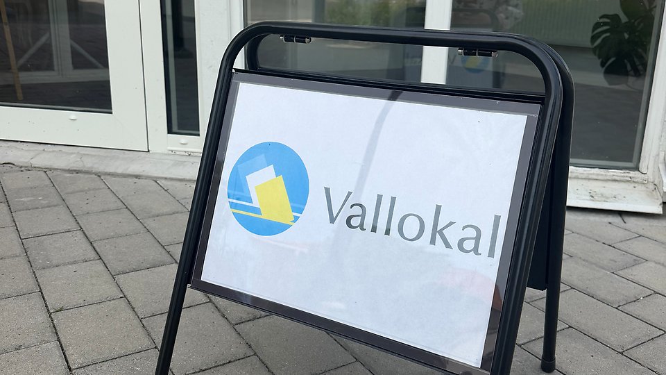 Skylt med texten "vallokal" på. Foto
