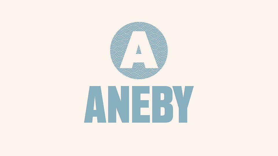Anebys logotyp med ett stiliserat A i en cirkel med vågmönster, placerat ovanför texten ”Aneby” i blå ton mot ljus bakgrund.